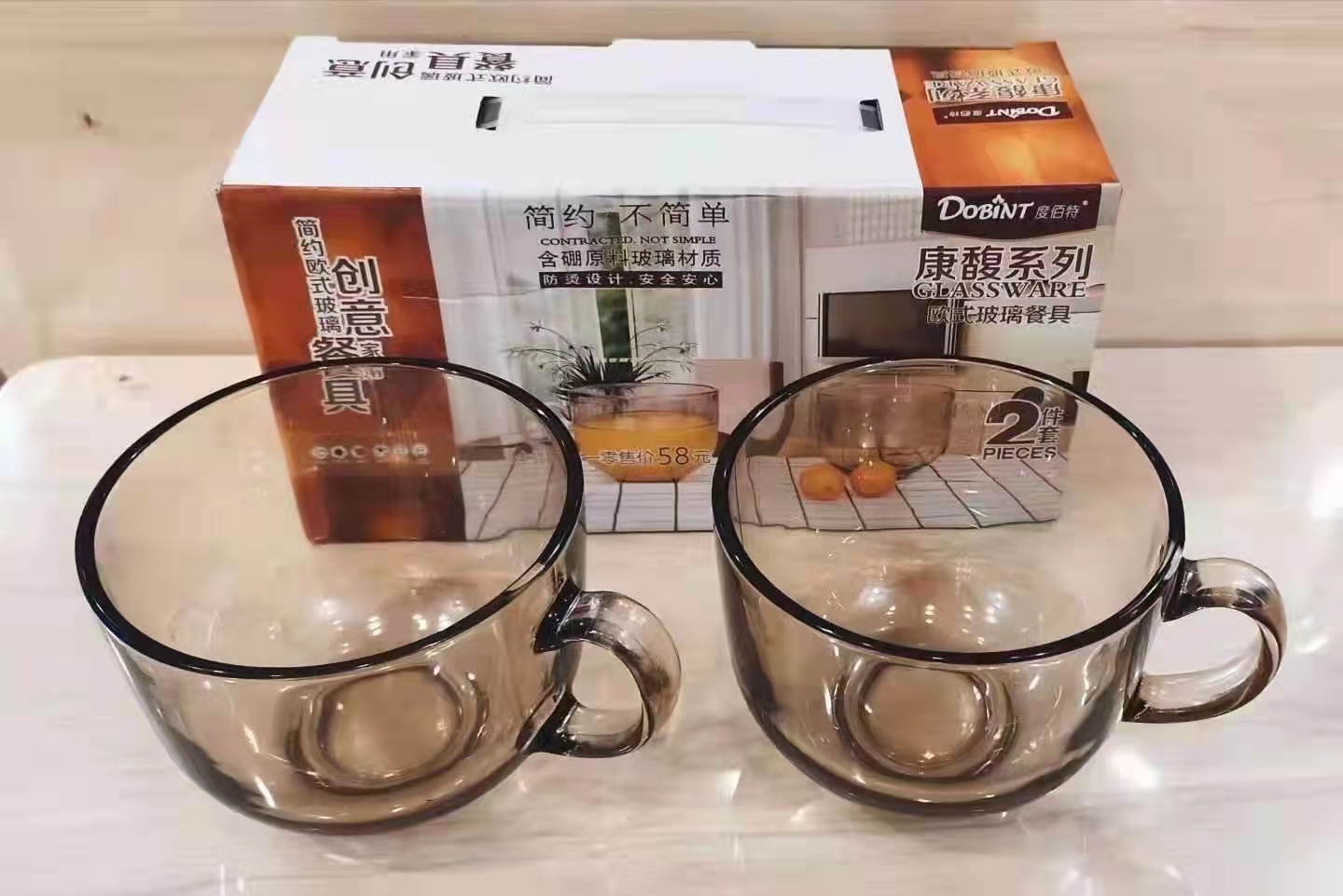 牛奶杯对杯